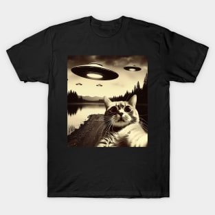 Cat selfie with UFO T-Shirt